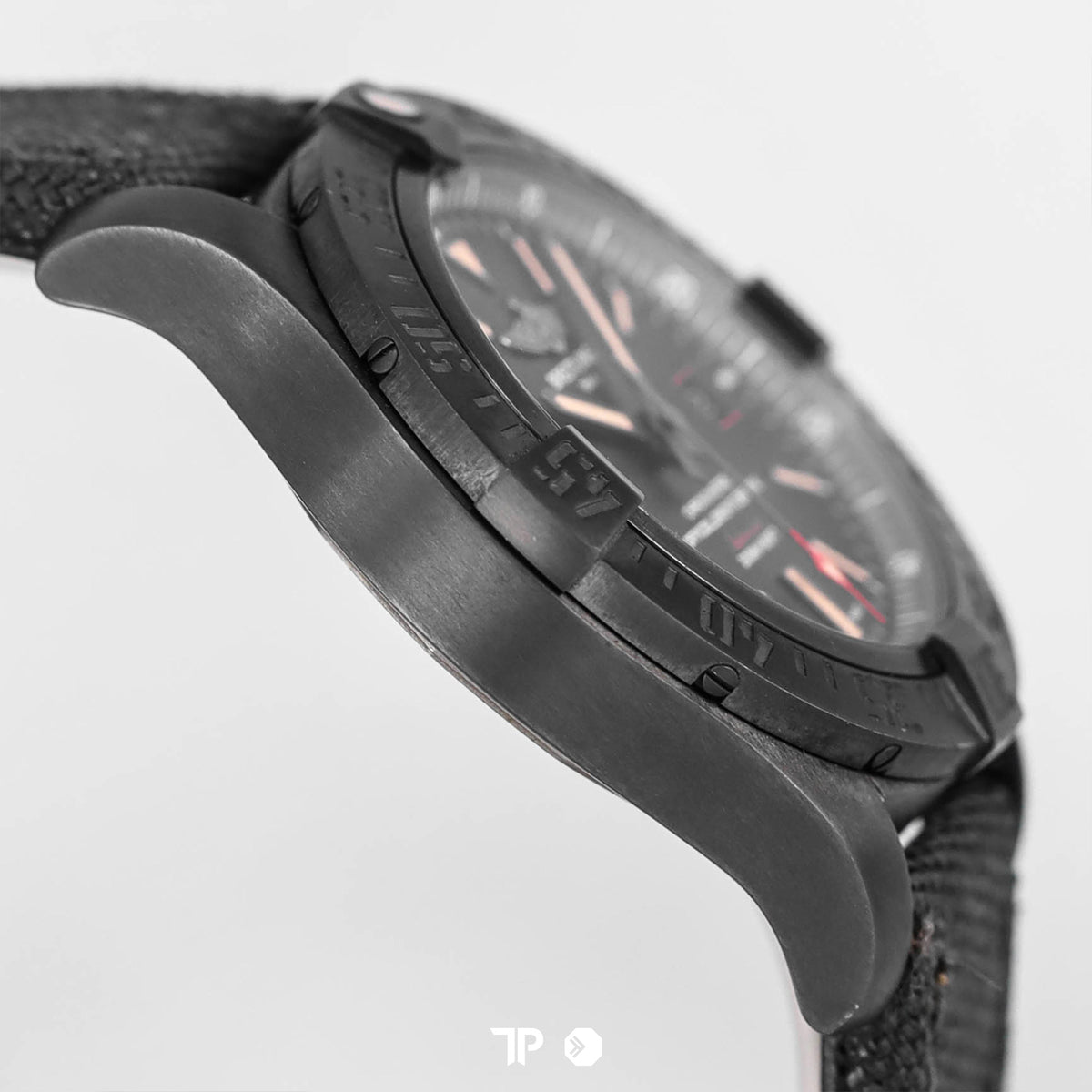 Avenger Blackbird Titanium 44mm (2016)